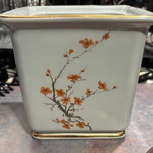 Hyalyn USA Ceramic Piece